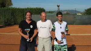Nella foto : da sinistra Christian Bottegal vincitore, Giulio Cortesi del Tc Pinetina, l'altro finalista Gianluca Cipriani